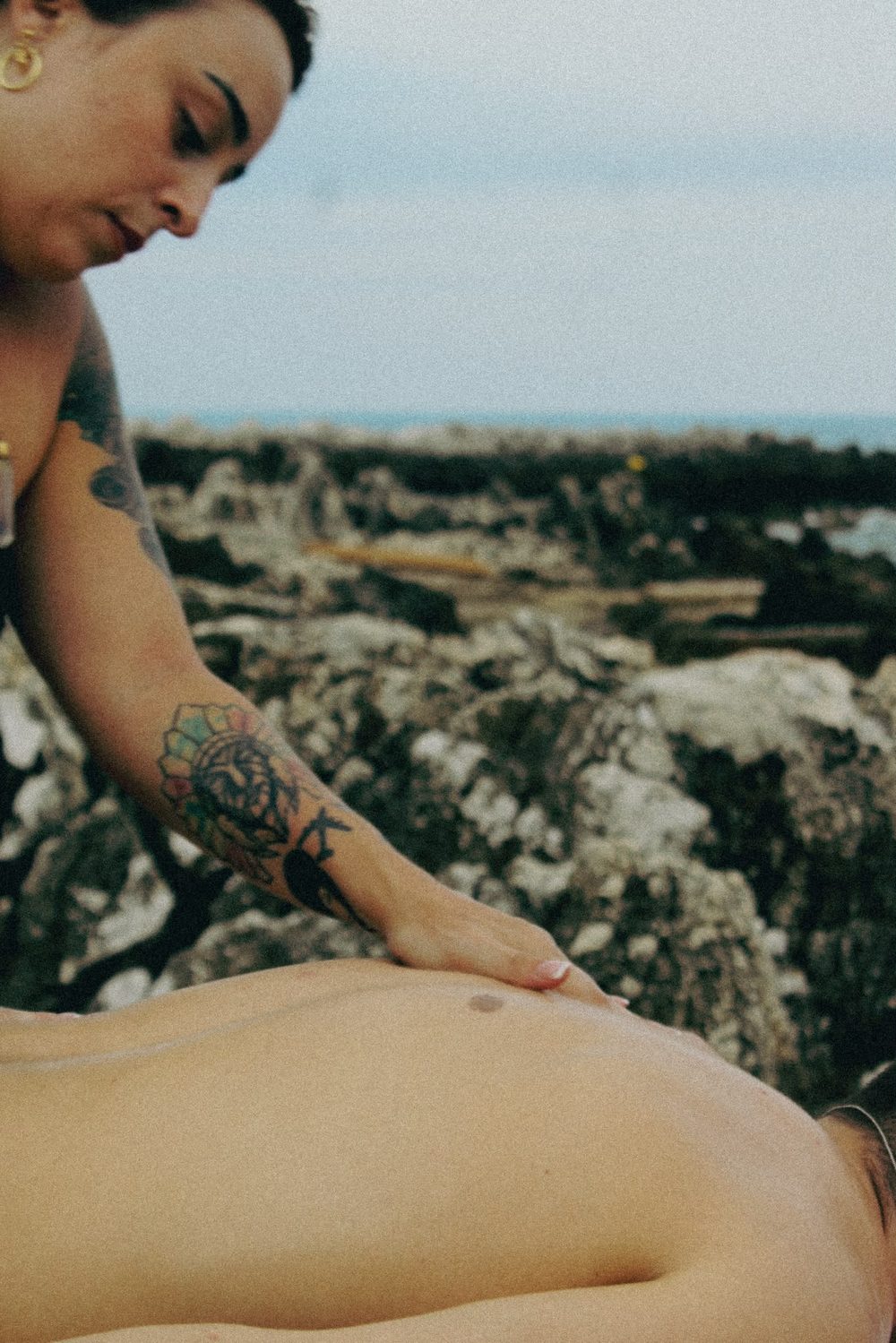 Back treatment facing the sea, in a private setting